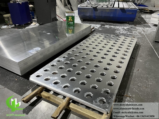 Painel de revestimento metálico de perfuração CNC para coluna com luz LED de padrão de corte a laser no interior