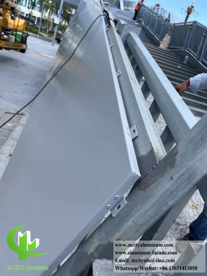 Lata de alumínio de tela de metal Decoração exterior Ferroviário PVDF Sliver Alumínio sólido
