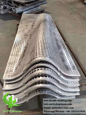 Forma 3D revestimento metálico perfurado fachadas de alumínio buracos redondos cor prateada para parede do edifício