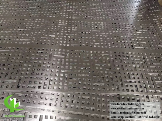 Forma 3D revestimento metálico perfurado fachadas de alumínio buracos redondos cor prateada para parede do edifício