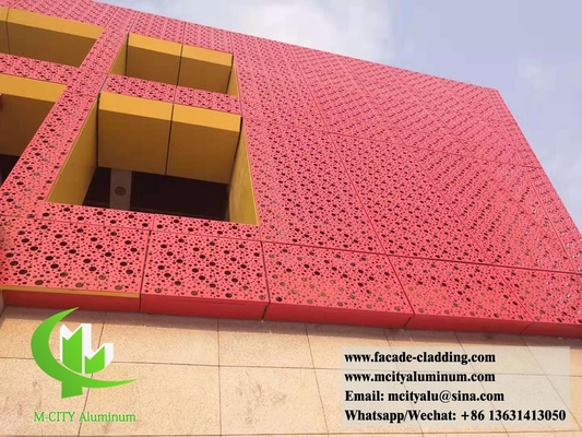 Painéis de revestimento de fachada de alumínio maciço perfurados cor vermelha para decoração exterior PVDF