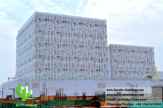 Sistema de fachadas metálicas perfuradas Painel de parede de metal com padrão em pó revestido de cor branca